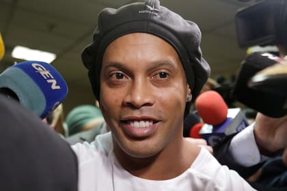 Ronaldinho está detenido en una cárcel de Paraguay por haber ingresado en el país con un pasaporte adulterado.