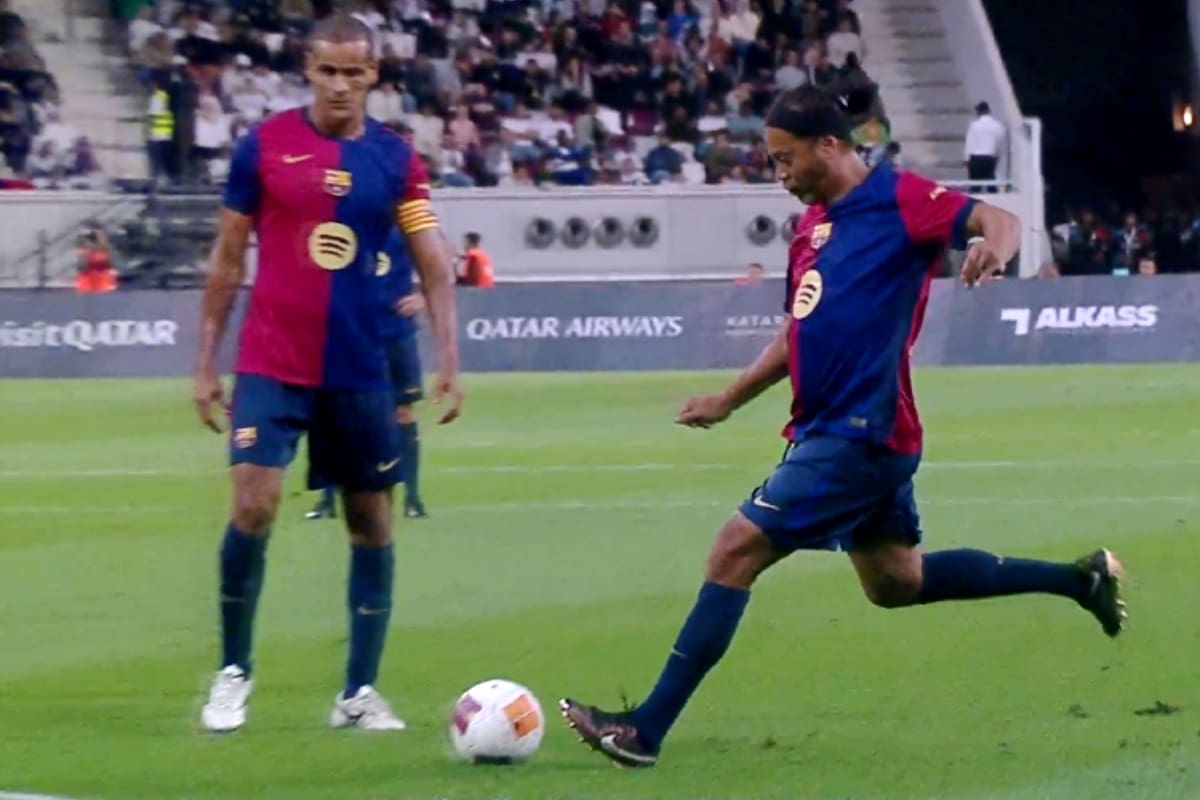 Ronaldinho patea el tiro libre para ampliar la ventaja de Barcelona sobre Real Madrid en el Clásico de Leyendas