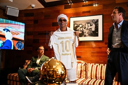 Ronaldinho posa con la casca de Ravenna FC, que tiene un costo de 129 euros y se agotó de las tiendas oficiales