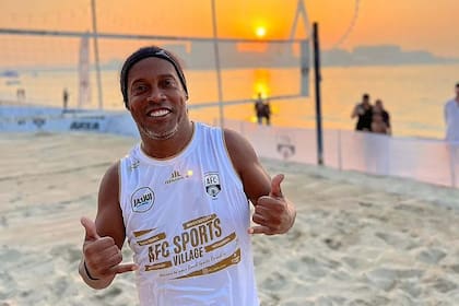 Ronaldinho se mantiene activo en charlas de formación y eventos sociales