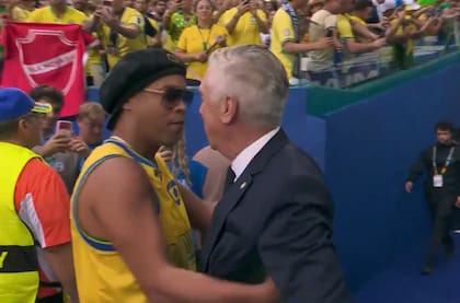 Ronaldinho y Ancelotti son dos leyendas del fútbol (Foto: X)