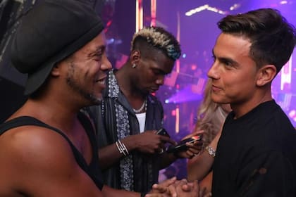 Ronaldinho y Dybala, cara a cara en una fiesta en Miami