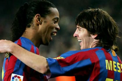Ronaldinho y Lionel Messi compartieron la delantera de Barcelona entre 2004 y 2008