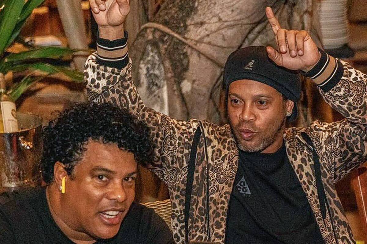 Ronaldinho y su hermano mayor Roberto, conocido como Assis.
