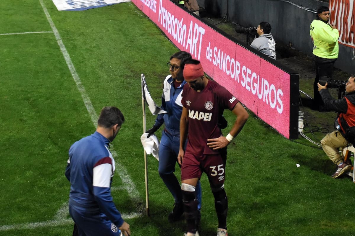 Ronaldo Dejesús es retirado después del fuerte impacto en la cabeza en Lanús-Huracán