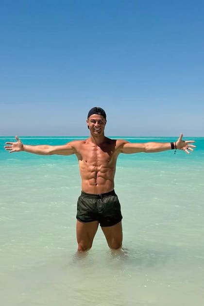 Ronaldo, en pleno disfrute de sus merecidas
vacaciones. El hotel en el que se hospedó con su familia
forma parte del proyecto The Red Sea Project que busca
convertir un archipiélago natural de más de 90 islas, la
laguna Al Wajh y 200 kilómetros de costa en un destino
turístico cuya principal atracción son las aguas del mar
Rojo y está ubicado sobre uno de los pocos arrecifes de
coral vivos del mundo.
