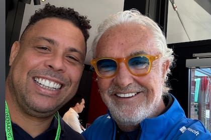 Ronaldo estuvo presente en el circuito en el Gran Premio de Imola y se sacó una foto con Flavio Briatore, líder de Alpine