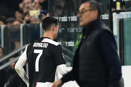 Ronaldo fue reemplazado por segunda vez consecutiva por "problemas en la rodilla"