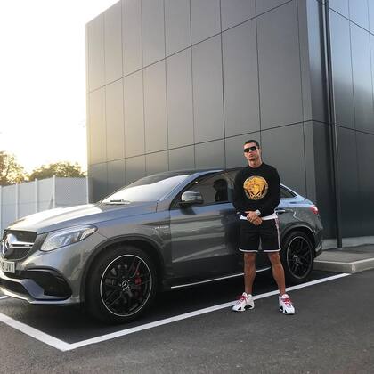 Ronaldo junto a su Mercedes Benz