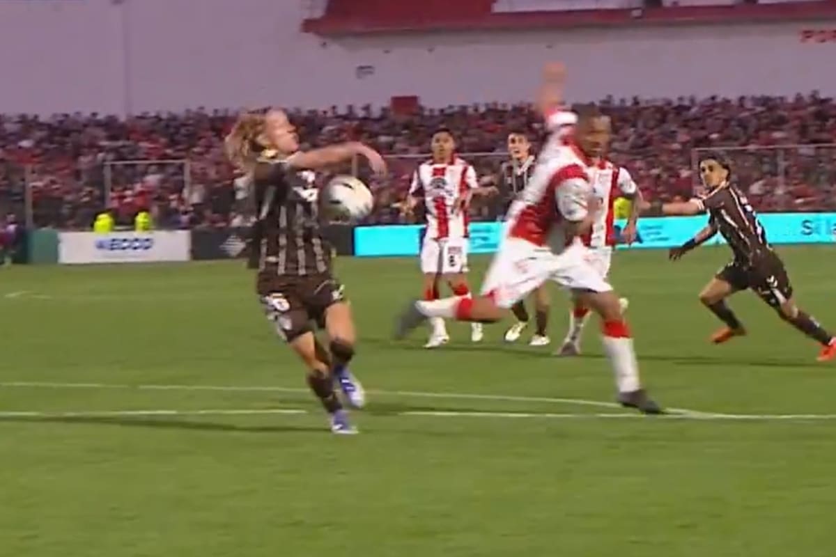 Ronaldo Martínez hizo el gol del empate de Platense. Primero fue anulado por offside, pero el VAR determinó que todo era válido. Sin embargo, no se observó que en la acción previa hubo una mano