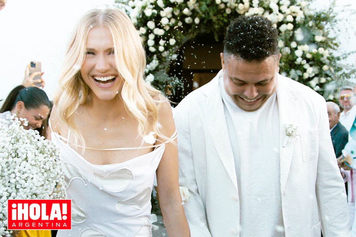 Ronaldo Nazário y Celina Locks sonríen tomados de la mano a la salida de la parroquia donde se casaron este lunes.