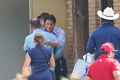 Ronaldo Salgado, hijo de Lorenzo Salgado Araujo, durante el funeral de su padre