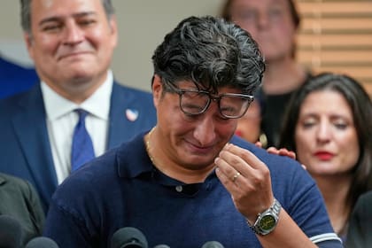 Ronaldo Salgado, hijo de Lorenzo Salgado Araujo, se seca las lágrimas mientras habla en una conferencia de prensa, el miércoles 8 de julio de 2026, en Houston (AP Foto/David J. Phillip)