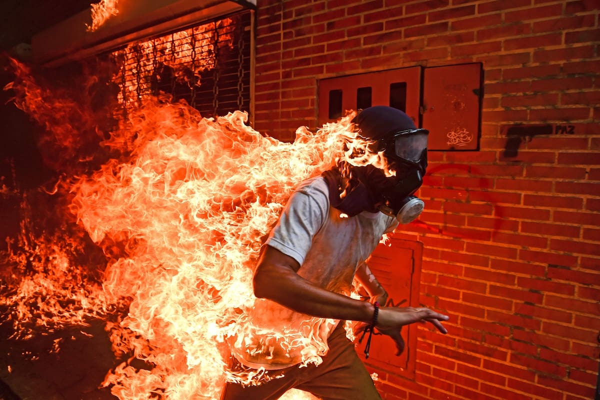 Ronaldo Schemidt, de la agencia AFP, fue el ganador del World Press Photo, con la imagen de un joven envuelto en llamas Un joven "en llamas" durante las protestas en Venezuela, ganadora del World Press Photo