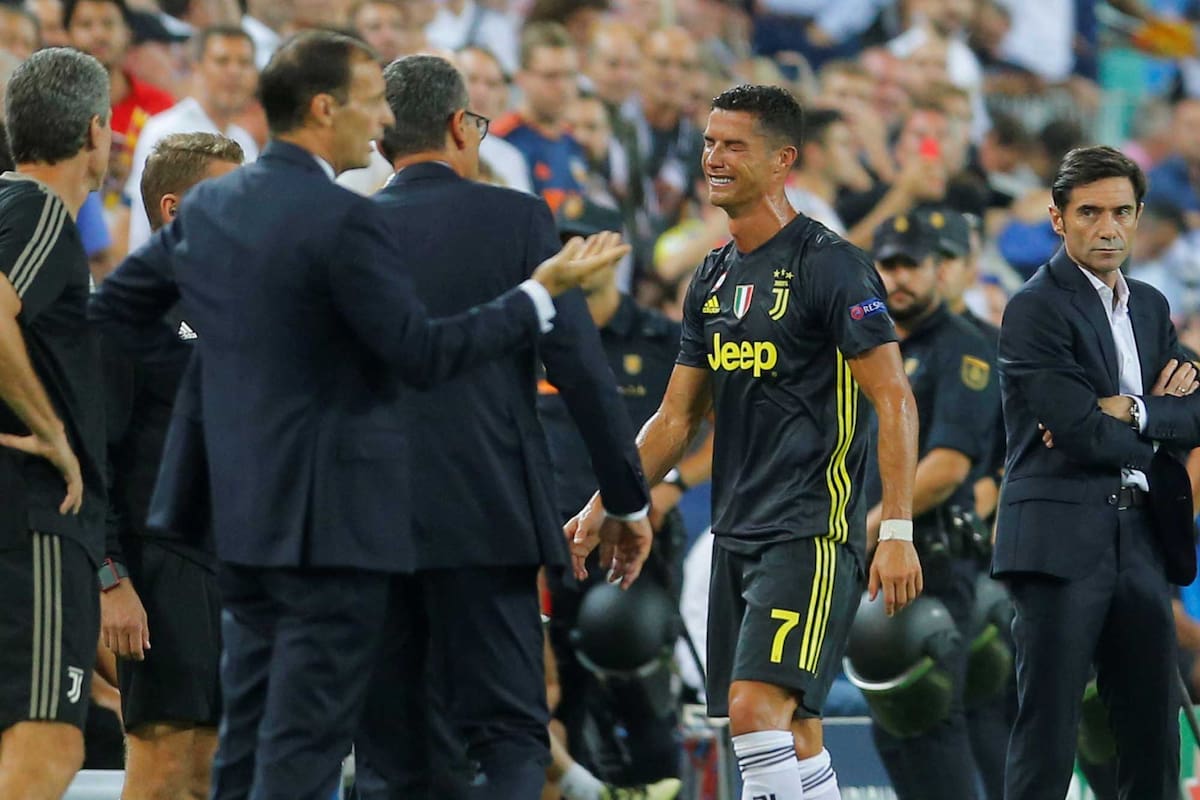 Ronaldo se retira llorando ante la expulsión