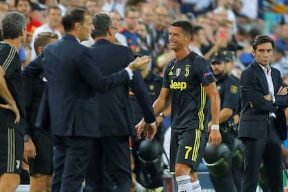 Ronaldo se retira llorando ante la expulsión
