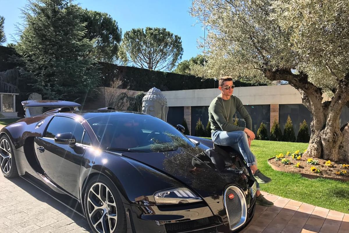 Ronaldo y su Bugatti Veyron Vitesse. Foto: Instagram