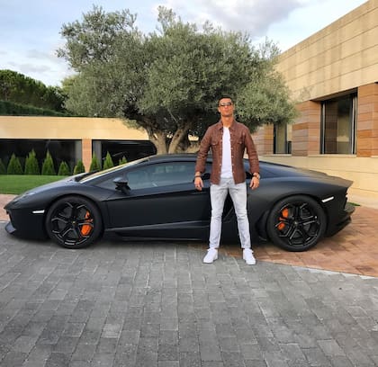 Ronaldo y su Lamborghini Aventador.