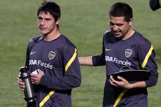 Vuelve un defensor que no pudo definir la Libertadores 2012 y por el que Riquelme se peleó con Angelici