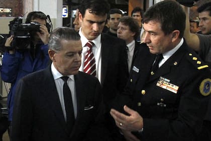 Durante la presentación de un informe de una banda que traficaba drogas, junto al comisario Roncaglia