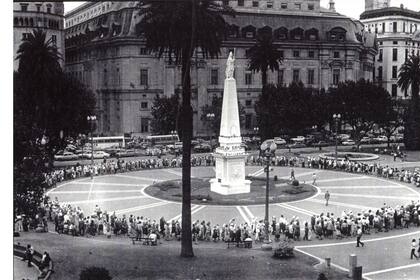 Ronda de Madres de Plaza de Mayo, circa 1979. Colección fotográfica Carmen Lapacó
