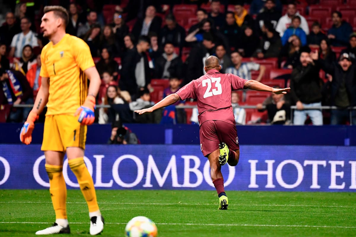 Rondón celebra su gol, el primero del partido: Venezuela le ganó a la Argentina en Madrid.