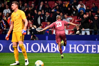 Rondón celebra su gol, el primero del partido: Venezuela le ganó a la Argentina en Madrid.