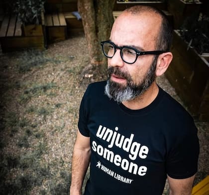 Ronni Abergel, fundador de la Biblioteca Humana, con el lema "Desjuzga a alguien" en su camiseta (Foto: MENNESKEBIBLIOTEKET)