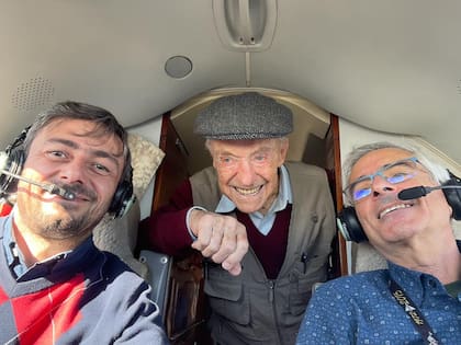 Ronnie Scott de visita en la cabina, junto a Daniel Rodríguez Planes (izquierda) y Carlos Selles (derecha)