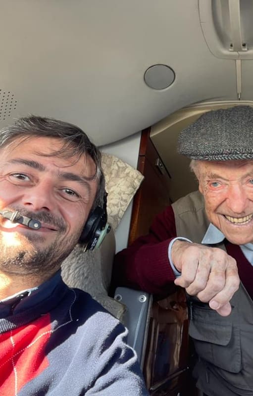 Ronnie Scott en l cabina del avión, junto a Daniel Rodríguez Planes y Carlos Selles
