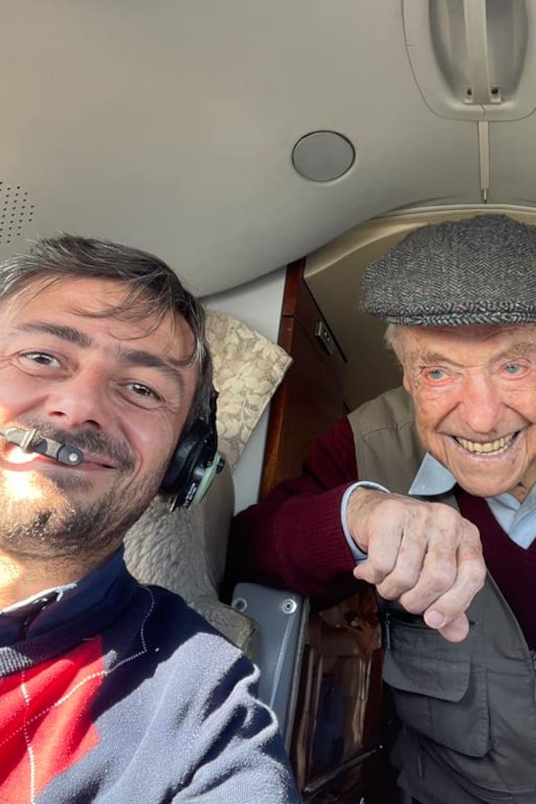 Ronnie Scott en l cabina del avión, junto a Daniel Rodríguez Planes y Carlos Selles