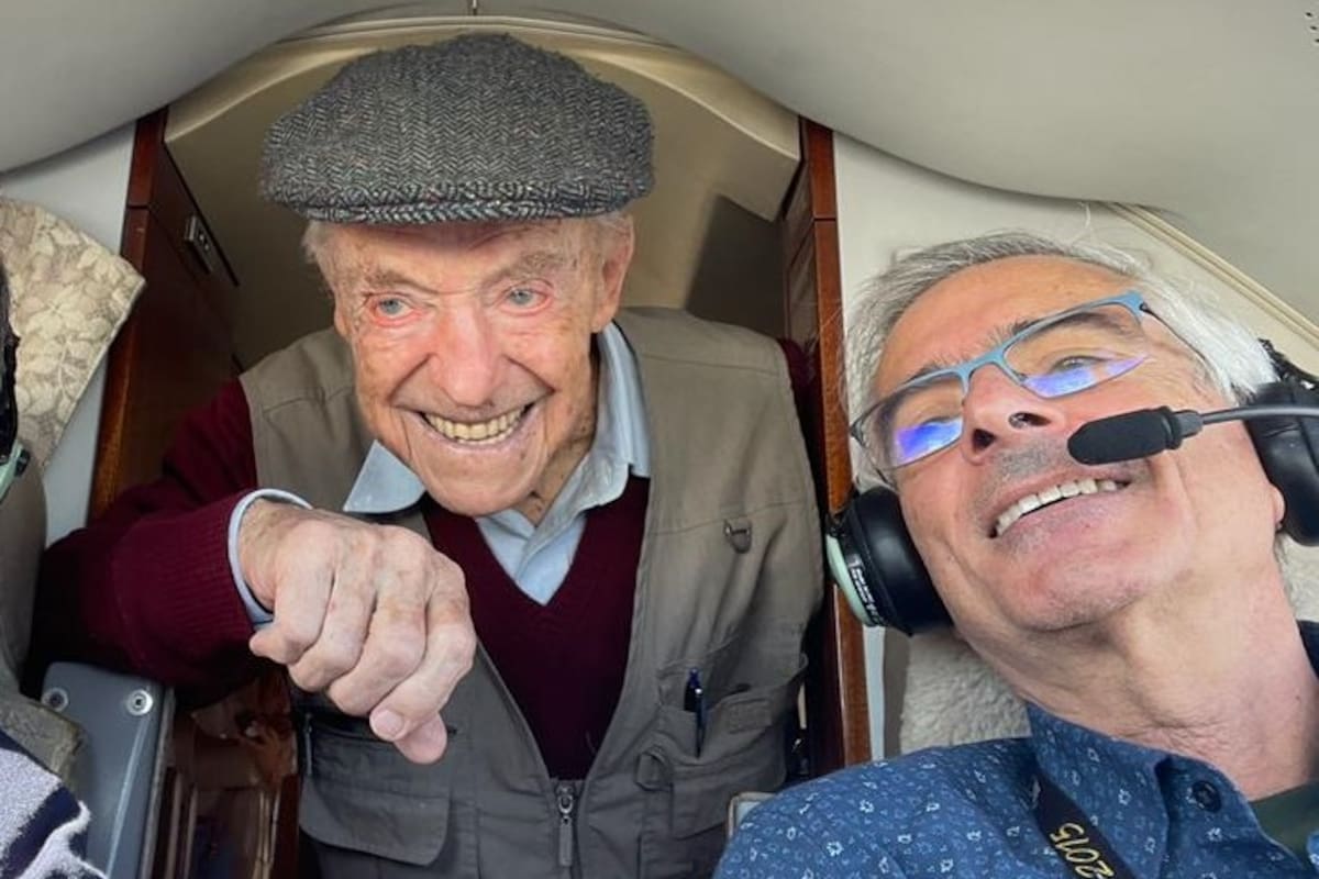 Ronnie Scott en l cabina del avión, junto a Daniel Rodríguez Planes y Carlos Selles