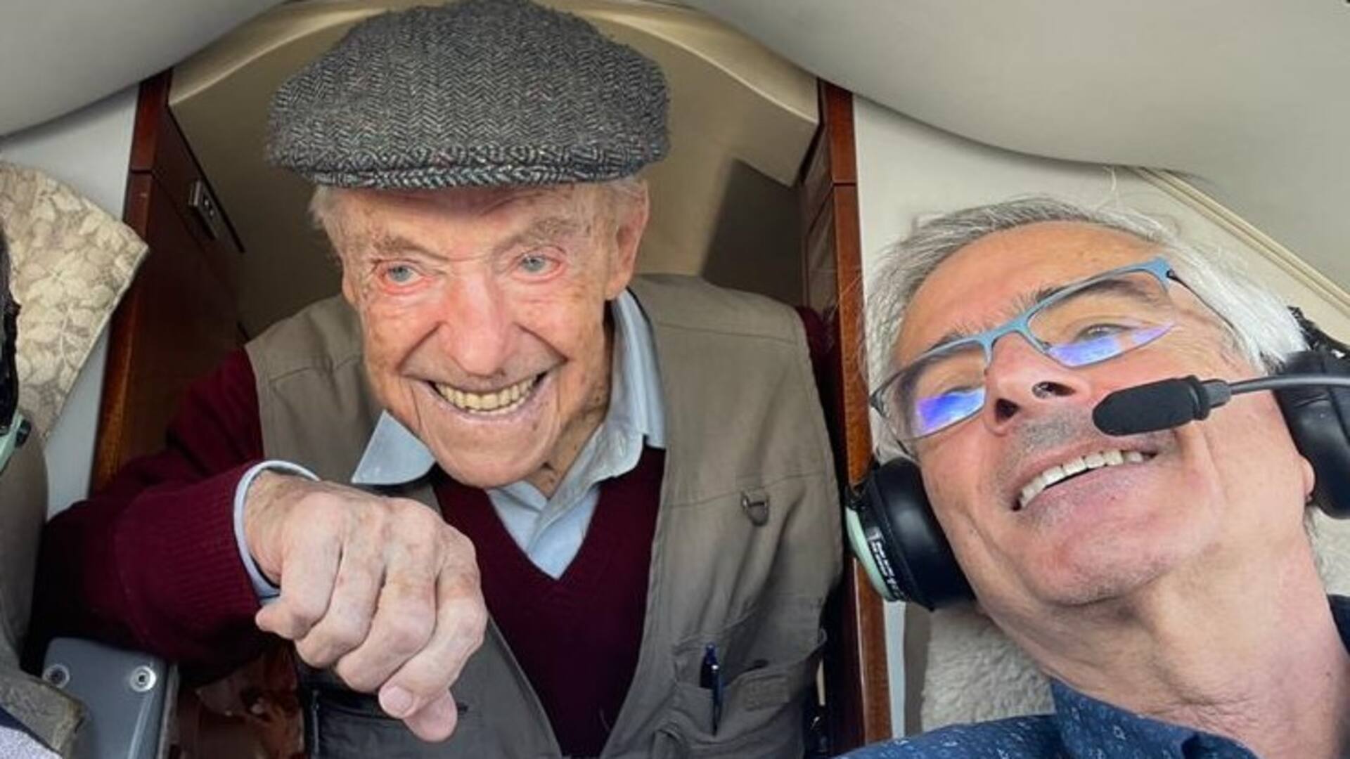 Ronnie Scott en l cabina del avión, junto a Daniel Rodríguez Planes y Carlos Selles