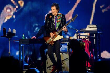 Ronnie Wood, de los Rolling Stones, durante un concierto de la gira "No Filter" en The Dome del America's Center, en St. Louis, el domingo 26 de septiembre de 2021. (Foto por Amy Harris/Invision/AP)