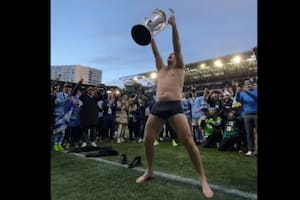 Ronny Deila, DT de New York City, alza la copa en calzoncillos