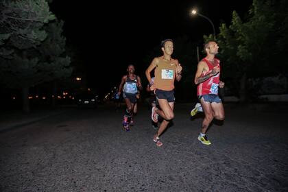 Rono, Ortiz y Roth en los kilómetro iniciales