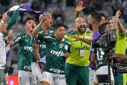 Rony, del Palmeiras, festeja con sus compañeros, luego de vencer al Atlético Mineiro, en la semifinal de la Copa Libertadores, el martes 28 de septiembre de 2021 (Washington Alves/Pool via AP)
