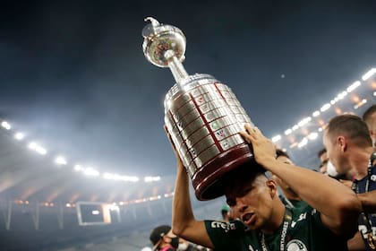 Rony levanta el trofeo mientras celebra con sus compañeros tras ganar la Copa Libertadores