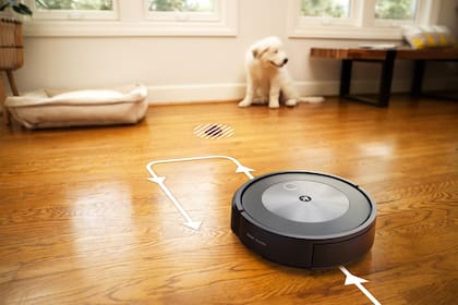 Roomba j7+, la nueva aspiradora robot de iRobot, está equipada con detección inteligente de excrementos de mascota, entre otros objetos