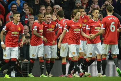 Rooney hizo los dos goles para el triunfo de Manchester
