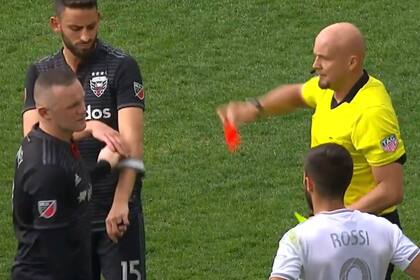 Rooney ya cedió la cinta de capitán mientras el árbitro le muestra la tarjeta roja