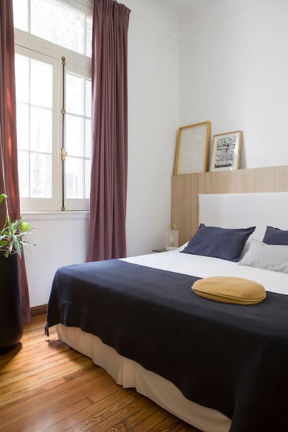 Ropa de cama (Cas a Cas). Los cuadros combinan arte con fotografías familiares. Luces (FLW Colección).