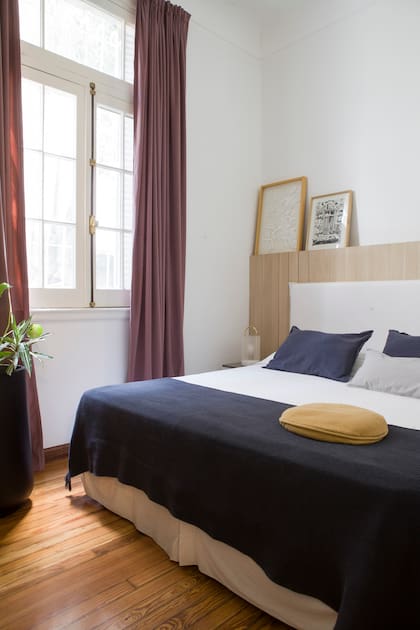Ropa de cama (Cas a Cas). Los marcos combinan arte con fotografías familiares. Luces (FLW Colección).