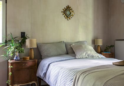 Ropa de cama de lino (Home Collection). Veladores ‘Drop’ de lenga (Pura Iluminación). Cortinas en tussor color grafito (Telavendo).