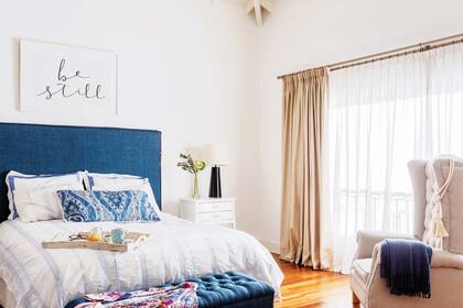 Ropa de cama diseñada a medida por Bienestar Deco. En las mesas de luz, antiguas, lámparas de cerámica (Tienda Cartago).