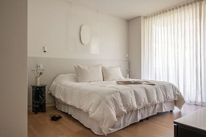 Ropa de cama (Hilo). Obra de Agustina Chalupowicz. Mesas de noche de mármol ‘Remiggiato’ (Siuk Studio). Luminarias de pared (Huup).