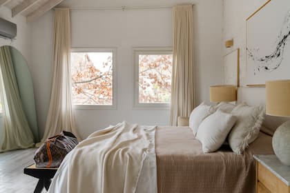 Ropa de cama (Las González). Banco (Esto Es Regio). El cuadro de Natural Arts. Cortinas con doble barral, uno para black out.