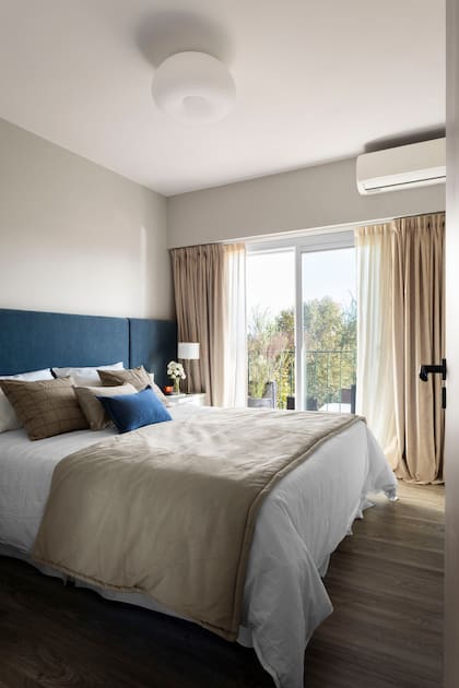 Ropa de cama (Lote Propio). Artefacto de iluminación (Dimm) Respaldo de cama a medida (Cuqui Najo). Cortinas (Abax Deco). Color de las paredes: 'Agreeable Gray' de Sherwin Williams.