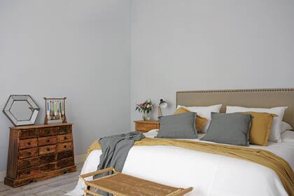 Ropa de cama (Mimi Home Love). Mesas de luz (Sol Palou). Banqueta al pie de la cama (Yūgen). Cómoda, espejo y cepillos chinos traídos de Singapur.