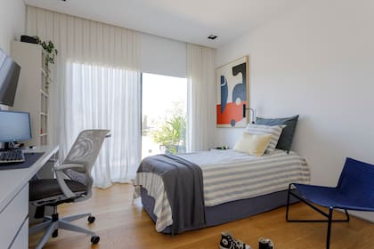 Ropa de cama (Teodolina Deco). Mesa de luz (Marini) y velador de pared (Dimm). Poltrona (Cúmulo) y escritorio diseñado por MMS (ejecutado por Taller Ferro).
